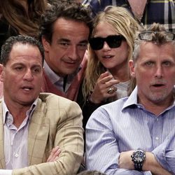 Mary-Kate Olsen y Olivier Sarkozy viendo a la NBA