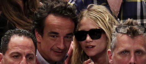 Mary-Kate Olsen y Olivier Sarkozy viendo a la NBA