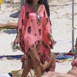 Paula Echevarría pasea por la playa durante sus vacaciones en Ibiza