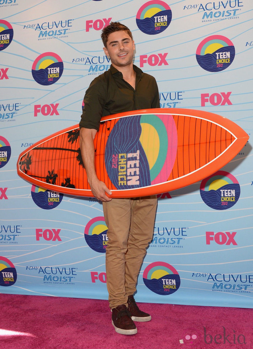 Zac Efron posa con su premio en los Teen Choice Awards 2012