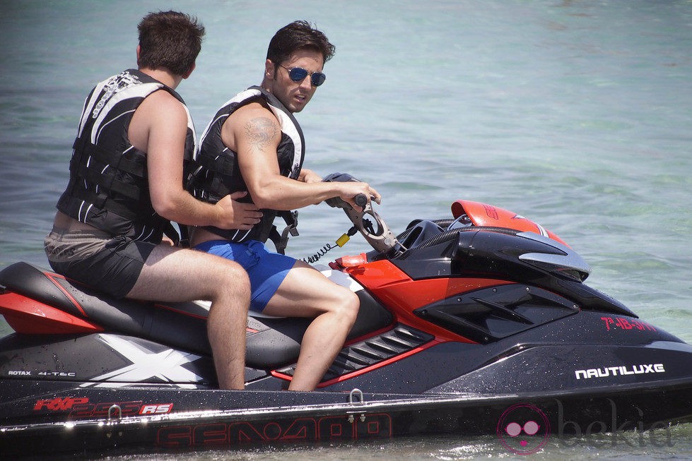 David Bustamante, en moto de agua durante sus vacaciones en Ibiza