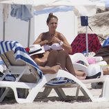 Paula Echevarría toma el sol durante sus vacaciones en Ibiza