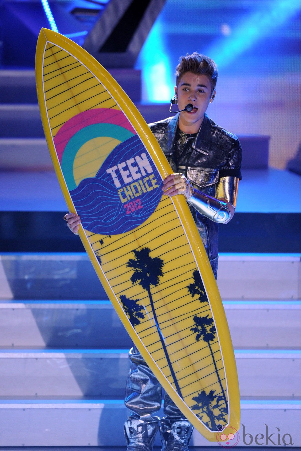 Justin Bieber posa con su premio en los Teen Choice Awards 2012