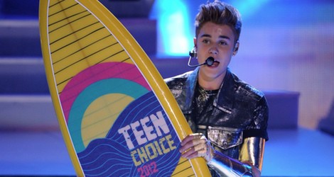 Justin Bieber posa con su premio en los Teen Choice Awards 2012