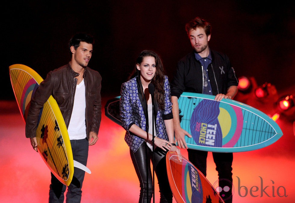 Taylor Lautner, Kristen Stewart y Robert Pattinson con sus premios en los Teen Choice Awards 2012