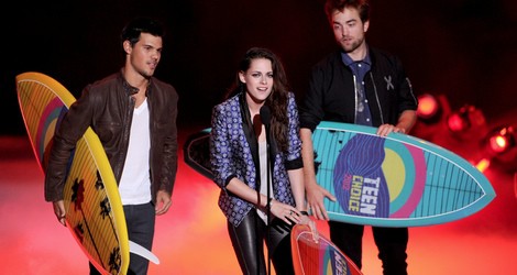 Taylor Lautner, Kristen Stewart y Robert Pattinson con sus premios en los Teen Choice Awards 2012