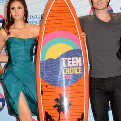 Ian Somerhalder y Nina Dobrev posan con su premio en los Teen Choice Awards 2012