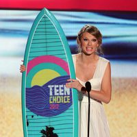 Taylor Swift posa con su premio en los Teen Choice Awards 2012