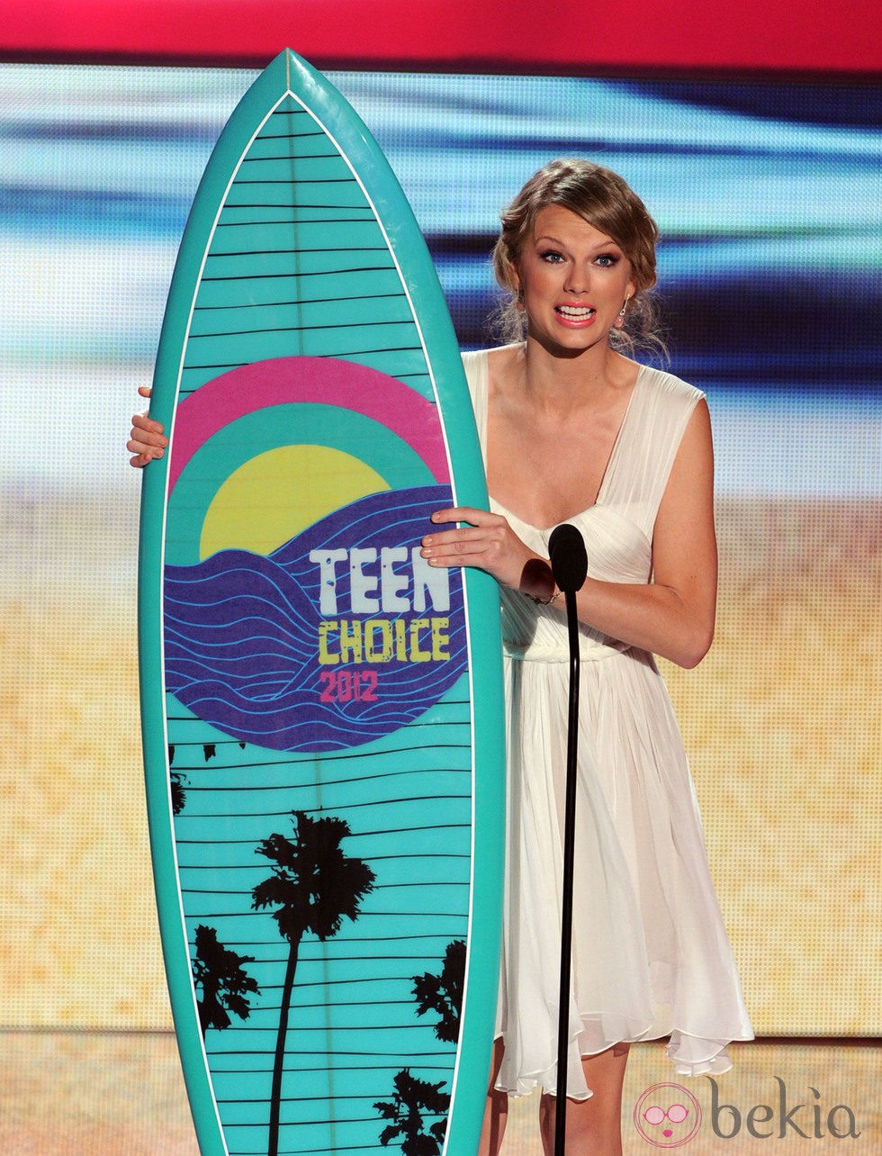 Taylor Swift posa con su premio en los Teen Choice Awards 2012