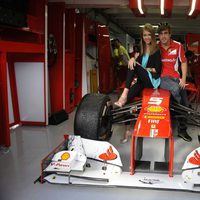 Fernando Alonso y Dasha Kapustina posando en el Gran Premio de Alemania 2012