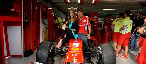 Fernando Alonso y Dasha Kapustina posando en el Gran Premio de Alemania 2012