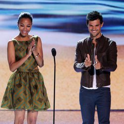 Zoe Saldaña y Taylor Lautner en la gala Teen Choice Awards 2012