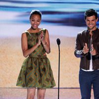 Zoe Saldaña y Taylor Lautner en la gala Teen Choice Awards 2012