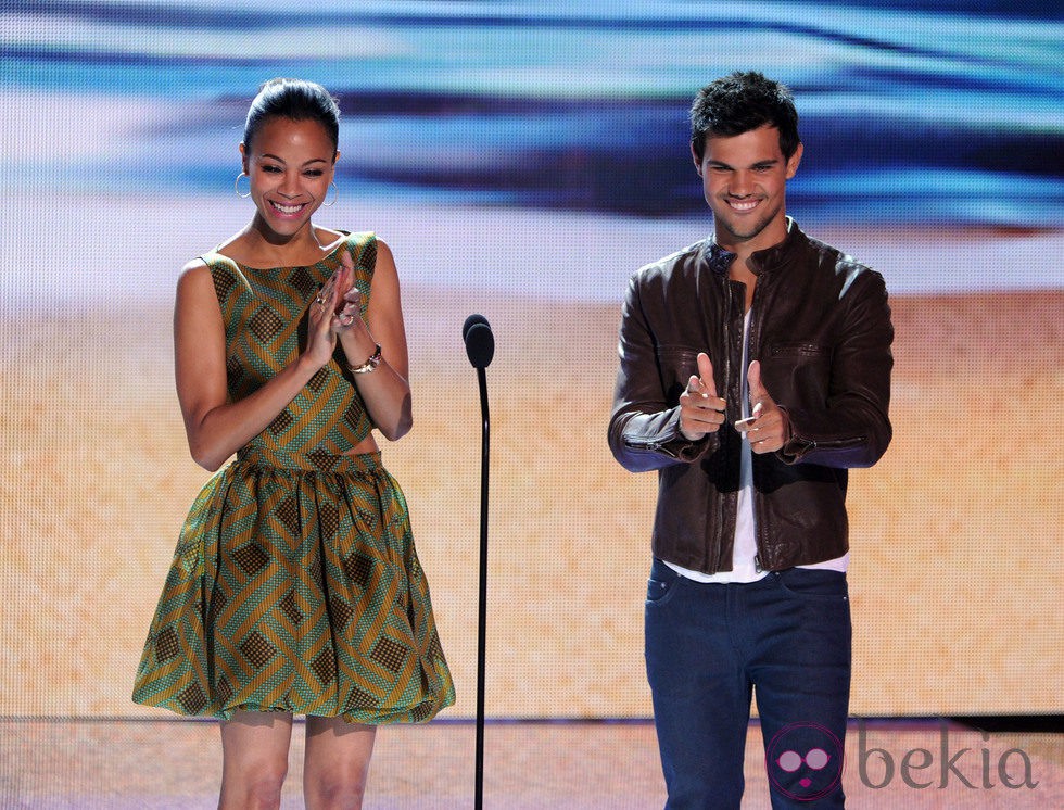 Zoe Saldaña y Taylor Lautner en la gala Teen Choice Awards 2012