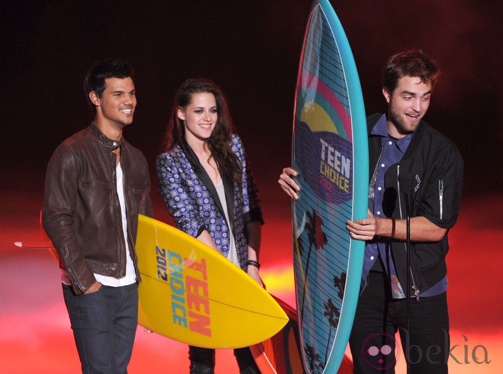 Taylor Lautner, Kristen Stewart y Robert Pattinson en la gala Teen Choice Awards 2012 