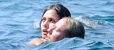 Guti y Romina Belluscio bañándose en el Mediterráneo durante sus vacaciones en Ibiza