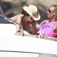 Guti y Romina Belluscio disfrutan de Ibiza en alta mar