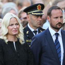 Haakon y Mette-Marit de Noruega en una misa en recuerdo a las víctimas de Utoya