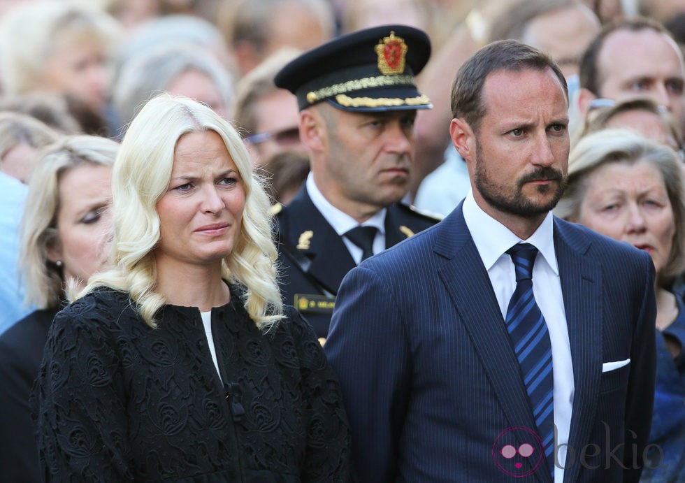 Haakon y Mette-Marit de Noruega en una misa en recuerdo a las víctimas de Utoya