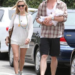 Elsa Pataky y Chris Hemsworth pasean con India Rose por California