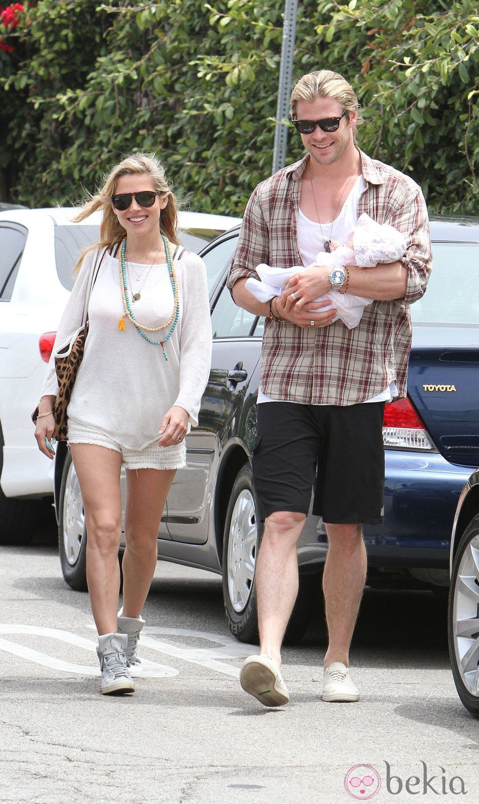 Elsa Pataky y Chris Hemsworth pasean con India Rose por California