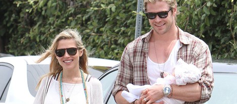 Elsa Pataky y Chris Hemsworth pasean con India Rose por California