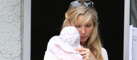 Elsa Pataky con su hija India Rose en brazos