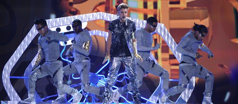 Justin Bieber actuando en los Teen Choice Awards 2012