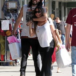 Russell Brand, muy cariñoso con Isabella Brewster por las calles de Los Ángeles