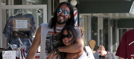 Russell Brand, muy cariñoso con Isabella Brewster por las calles de Los Ángeles