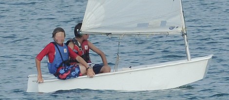 Los hijos de Ana Rosa Quintana en un curso de vela en Sotogrande