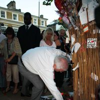 Mitch Winehouse deja flores en el tributo por el primer aniversario de la muerte de Amy Winehouse