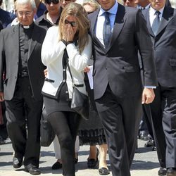 Susana Uribarri, desolada en el funeral de su padre José Luis Uribarri junto a Darek