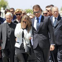 Susana Uribarri, desolada en el funeral de su padre José Luis Uribarri junto a Darek