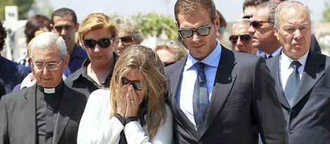 Susana Uribarri, desolada en el funeral de su padre José Luis Uribarri junto a Darek