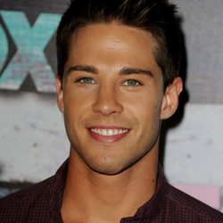 Dean Geyer en la fiesta de la nueva programación de la cadena FOX