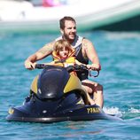 Borja Thyssen con su hijo en una moto de agua en Formentera