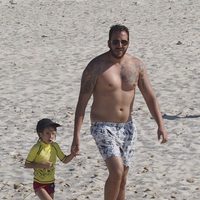 Borja Thyssen pasea con su hijo por una playa de Formentera