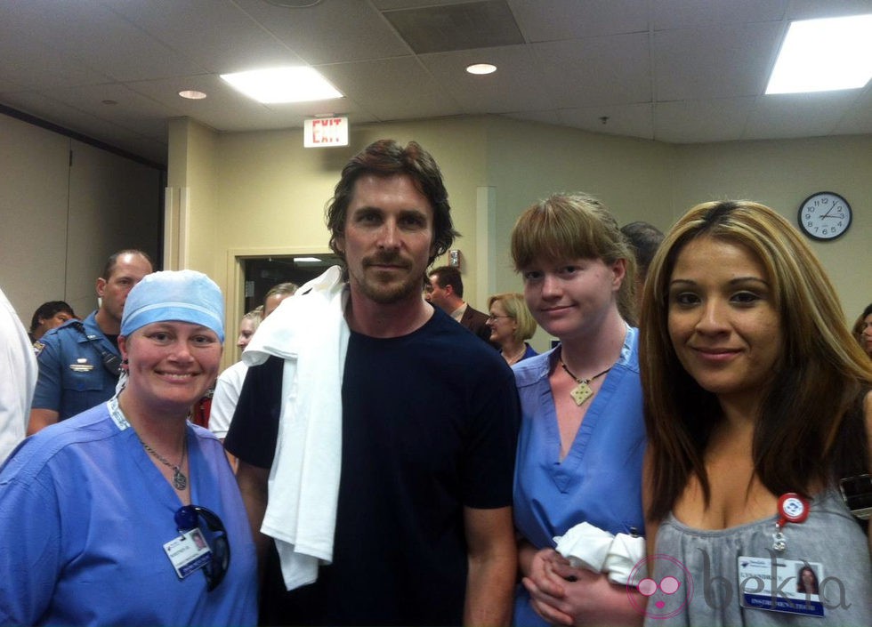 Christian Bale con el personal del Centro Médico de Aurora