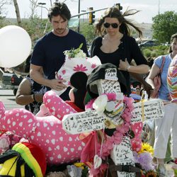 Christian Bale y su mujer en la ofrenda a las víctimas del cine de Aurora