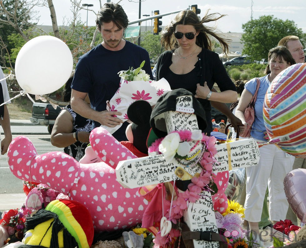 Christian Bale y su mujer en la ofrenda a las víctimas del cine de Aurora