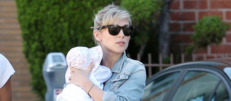 Elsa Pataky con su hija India Rose en brazos por Beverly Hills