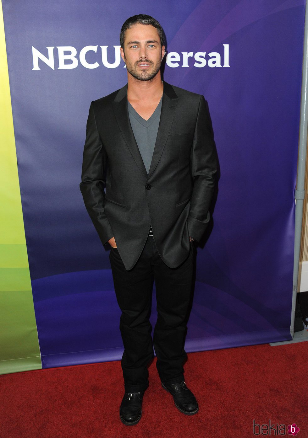 Taylor Kinney en el Beverly Hilton Hotel