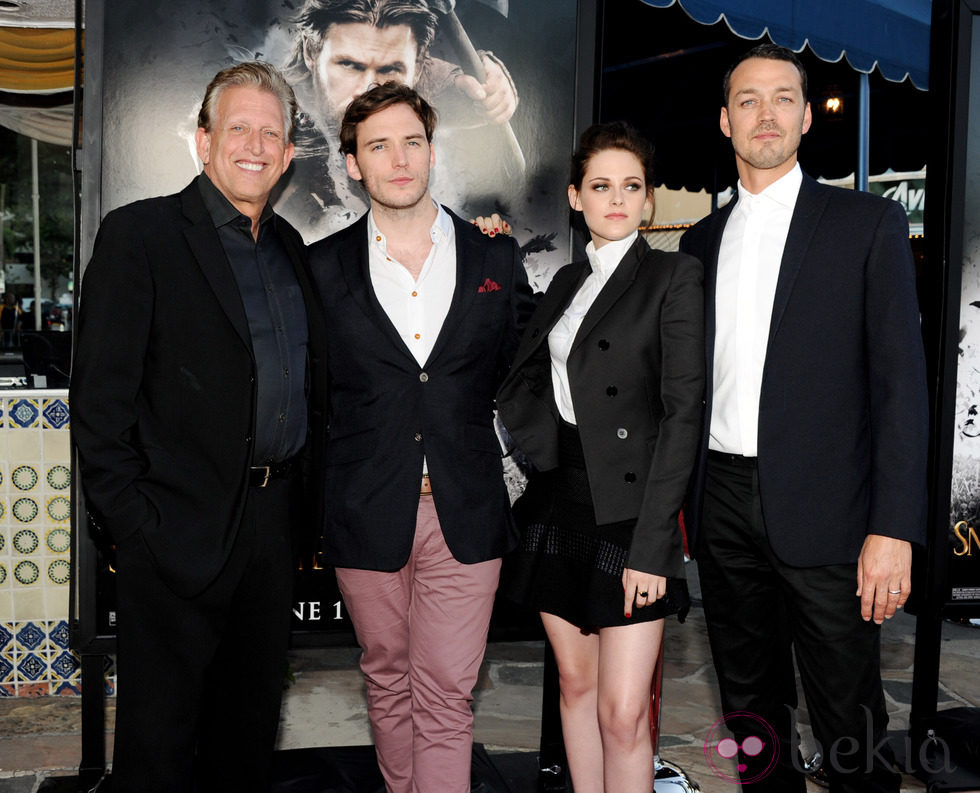 Joe Roth, Sam Claflin, Kristen Stewart y el director Rupert Sanders