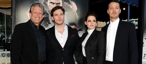 Joe Roth, Sam Claflin, Kristen Stewart y el director Rupert Sanders