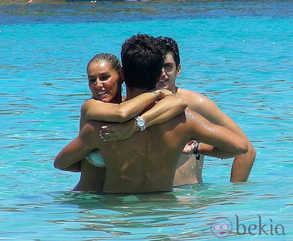 Maxi Iglesias se deja querer por su novia en Ibiza