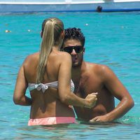 Maxi Iglesias y su novia disfrutan de las aguas de Ibiza