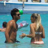 Maxi Iglesias y su novia disfrutan de sus vacaciones en Ibiza