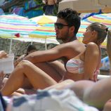 Maxi Iglesias y su novia tomando el sol durante sus vacaciones en Ibiza