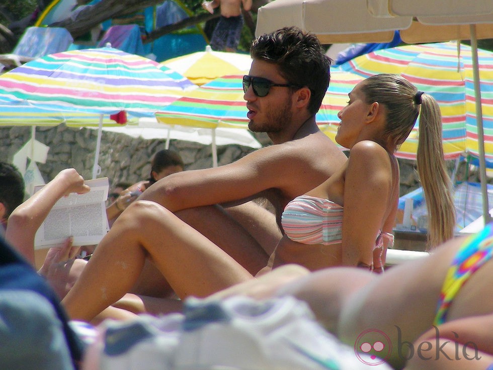 Maxi Iglesias y su novia tomando el sol durante sus vacaciones en Ibiza